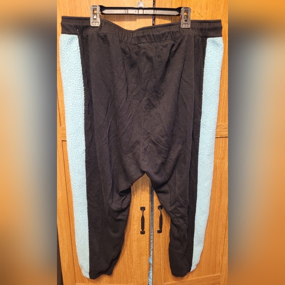 Women's Nike 2xl sweatpants with sherpa detailing - Picture 2 of 5